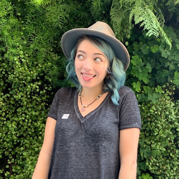 Meet your Posher, Megan - Picture 2 of 2